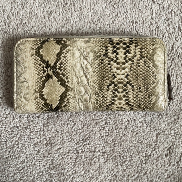 New York & Company wallet - Picture 2 of 3